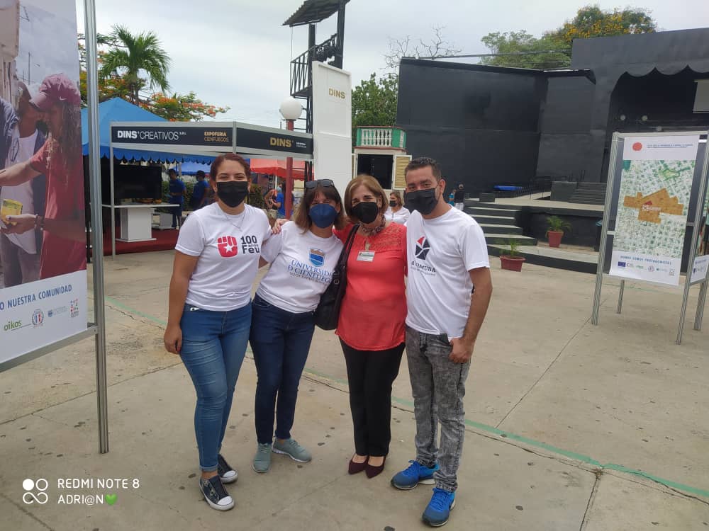 CienfuegosFeu's tweet photo. Momento único...4 generaciones diferentes de presidentes de la Federación Estudiantil Universitaria en #Cienfuegos en una foto📷
Estamos en el #CentenarioFEU donde todo es posible, se sienten las buenas energías del #10congresoFEU, la #AcreditaciónInstitucional y el #40AnivFcmCfg https://t.co/DtYRzXc3T2