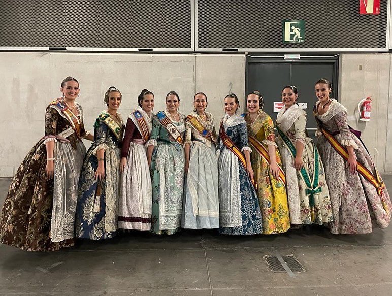 Fed_Especial's tweet photo. Un grupo 🔝!!!
9 valientes falleras, que por amor a Valencia, su fiesta, y su comisión, en mitad de una pandemia quisieron ser Fallera Mayor.
Gracias, sois un ejemplo.
#GalaFallera22 https://t.co/lKY3gmZfC4