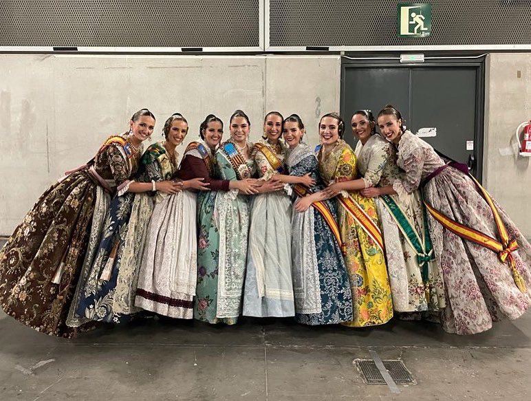 Fed_Especial's tweet photo. Un grupo 🔝!!!
9 valientes falleras, que por amor a Valencia, su fiesta, y su comisión, en mitad de una pandemia quisieron ser Fallera Mayor.
Gracias, sois un ejemplo.
#GalaFallera22 https://t.co/lKY3gmZfC4