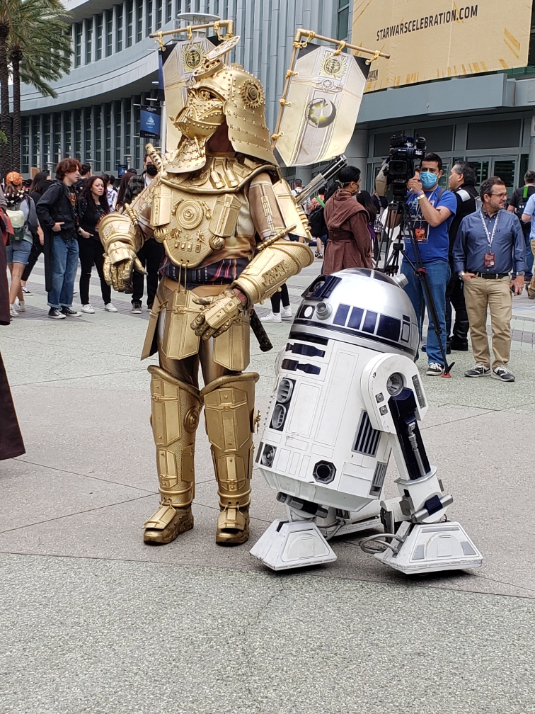 NumberWonSource's tweet photo. #StarWarsCelebration pics from my bro and sister in law. The visit is coming to and end soon, but certainly looks to be quite worthy. #SendMorePics 📸😄😅 https://t.co/EYp9gud3x7