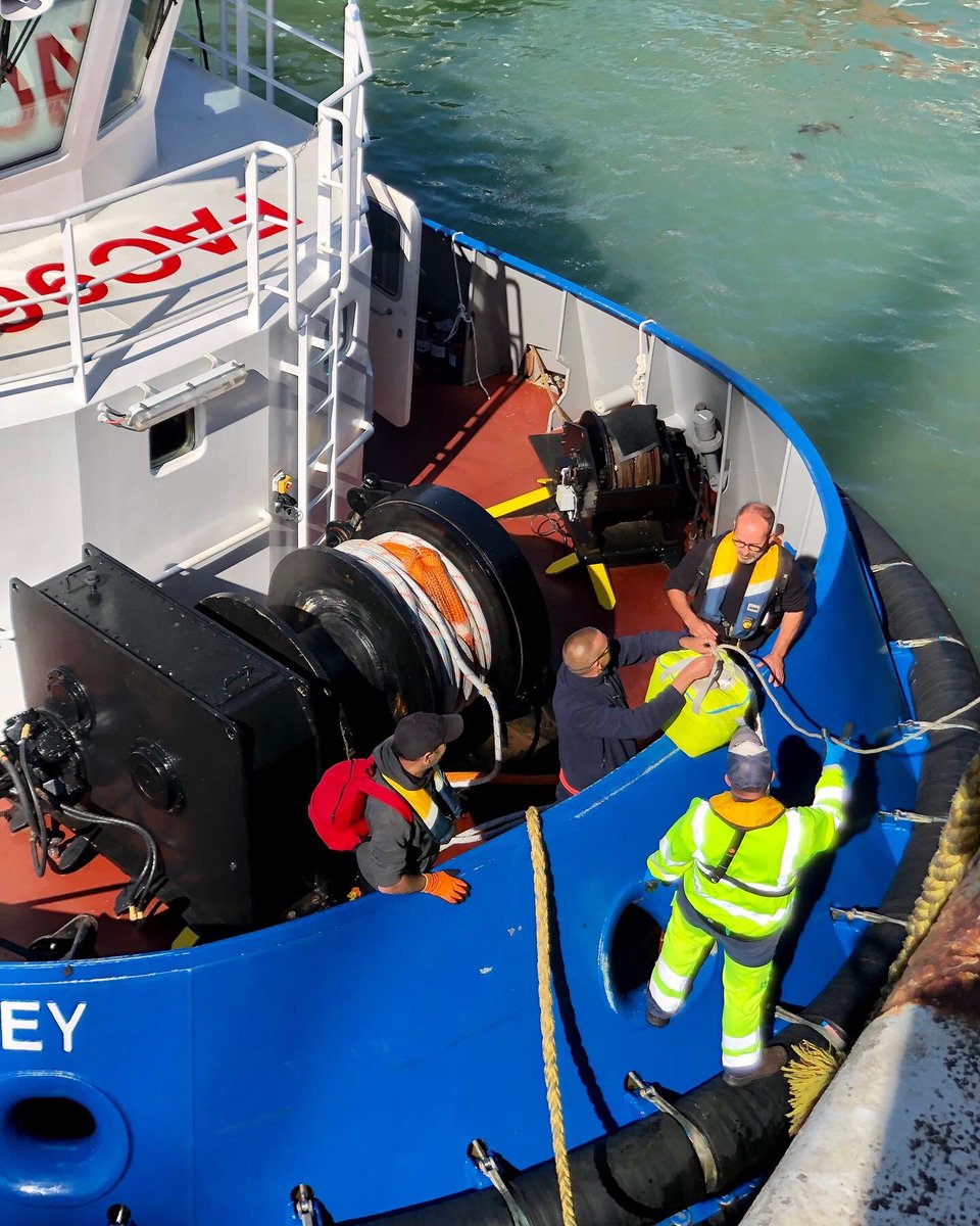 LHsansfiltre's tweet photo. Arrivée d’un bac de la Seine pour travaux. Changement de remorqueurs @boludatowage #portduhavre #bac #bacdelaseine #tug #remorqueurs #bleu #boluda #tsmchausey #tsmgroup https://t.co/idTXrKLZog