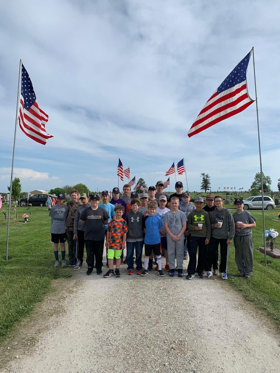 EastUnionBaseb1's tweet photo. Not all great things happen on the field. These students proudly helped serve by placing flags in honor of Memorial Day at our local cemetery. It’s more than a game, it’s about life lessons.
#EaglePride @EU_CSD @ksibradio @CrestonNews https://t.co/KoDrgB0NuH