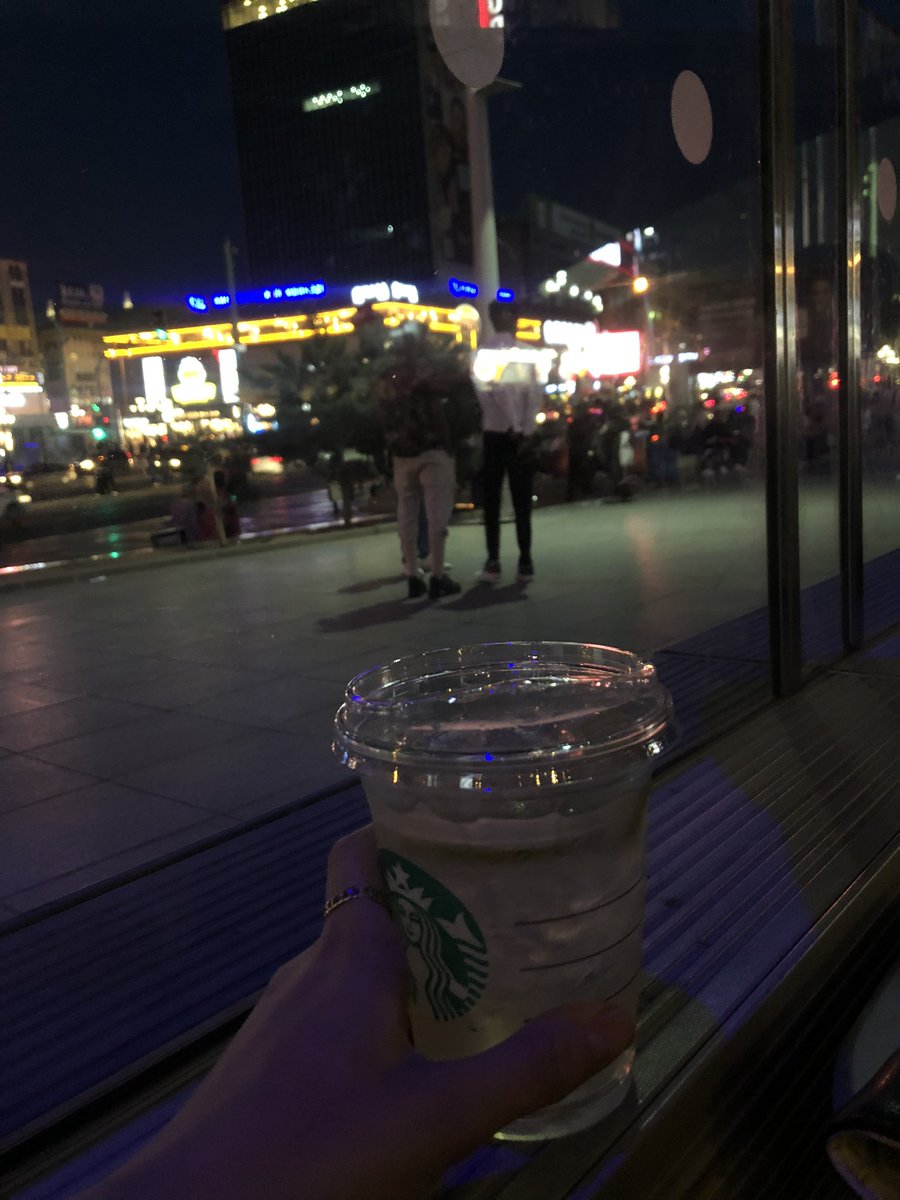 Bi zamanlar hangi arkadaşımla ne zaman buluşsam diye planlar yaparken şimdi tek başına oturmuş kendi kendimle konuşuyorum:(