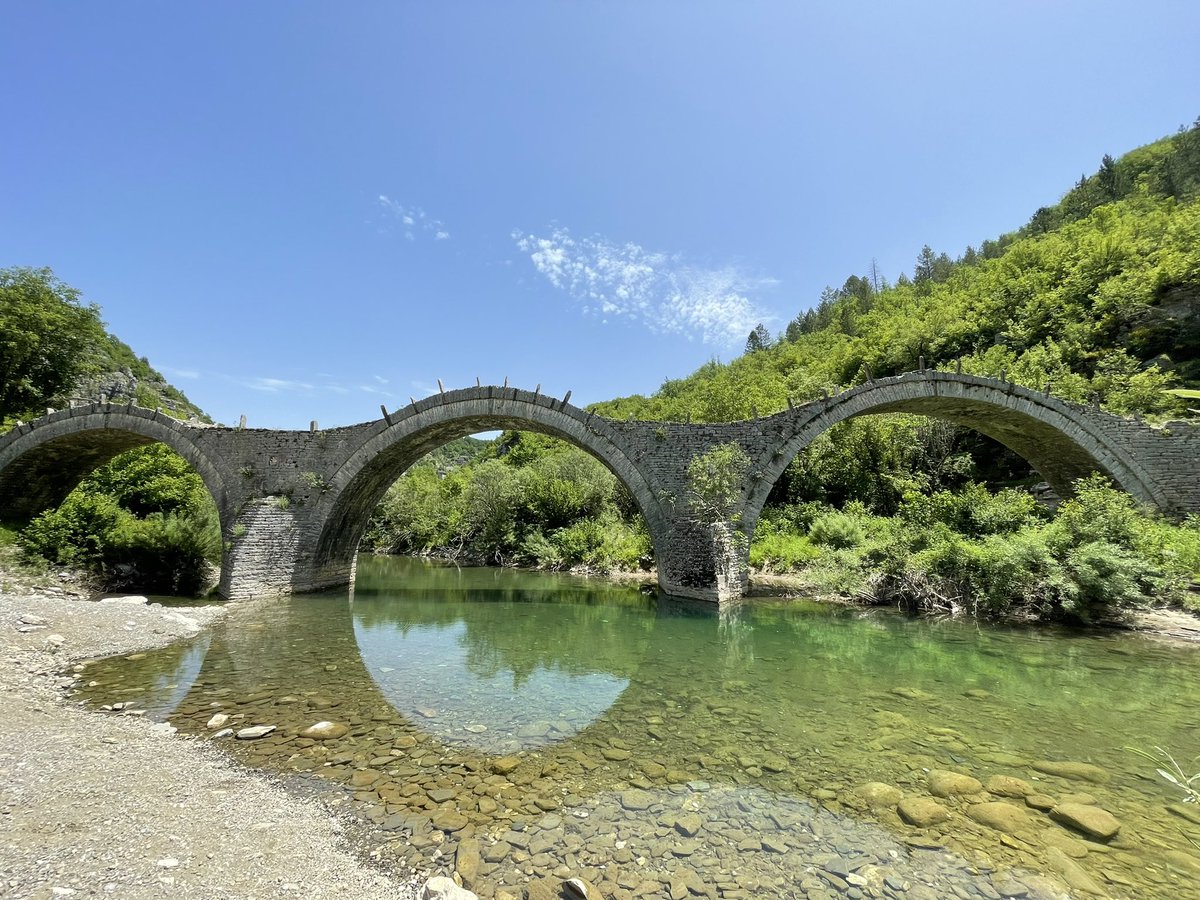 fisler's tweet photo. Der #Regenmesser #Pluviometer des Griechischen Wetterdienstes ob der malerischen #Plakidas Brücke in #Kipoi hat aktuell nicht viel zu tun. Der Temperatursensor hingegen schon: heisse 33 Grad wars heute hier unten. Zum Glück ist die Abkühlung nicht weit! https://t.co/ciHSKFgJTR