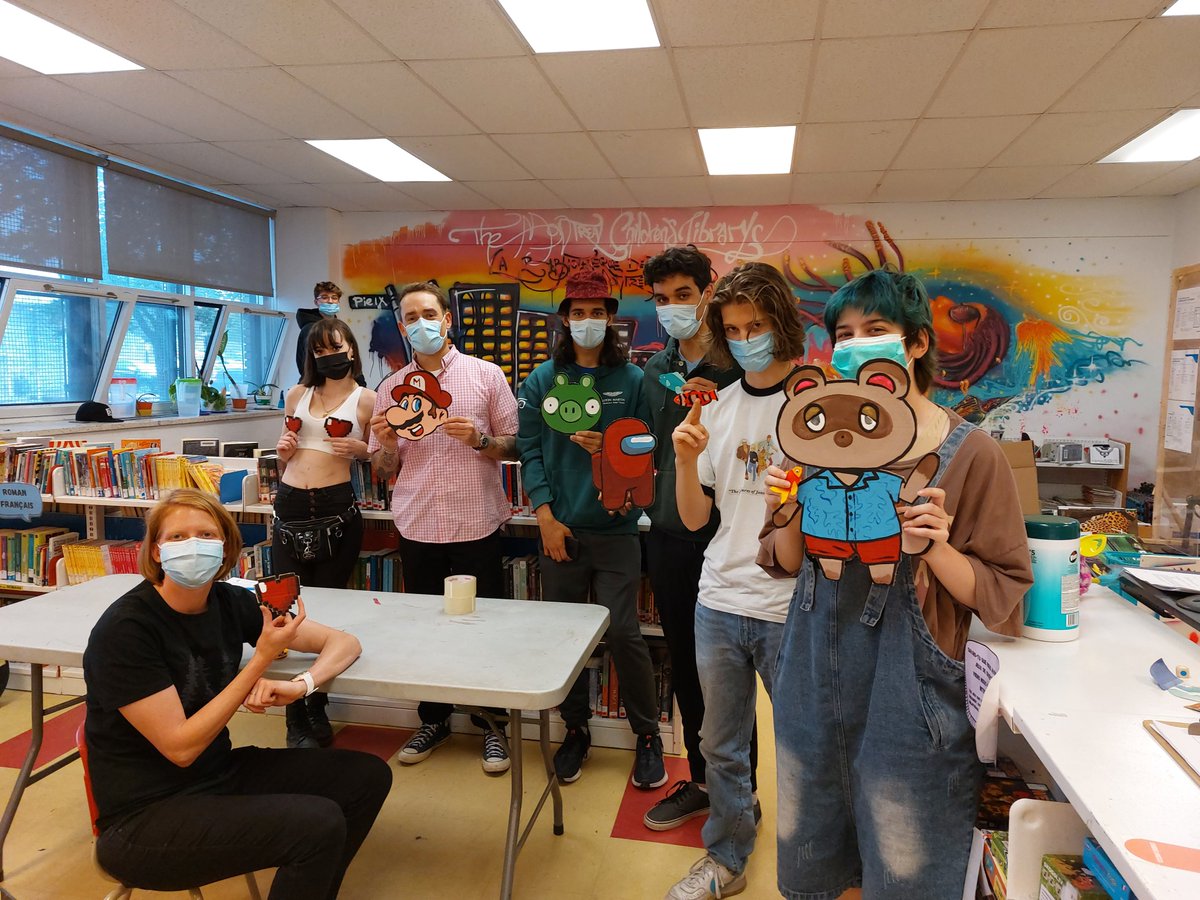 MCLBJM's tweet photo. 👏 Merci pour le coup de main! Des étudiants de @ElementOMS  ont visité la bibliothèque hier et ont fait un super travail en nous aidant à péprarer le club de lecture d'été 2022. Pouvez-vous deviner quel sera le thème cette année? 🌞📚🎮 https://t.co/0VQpJNIrXy