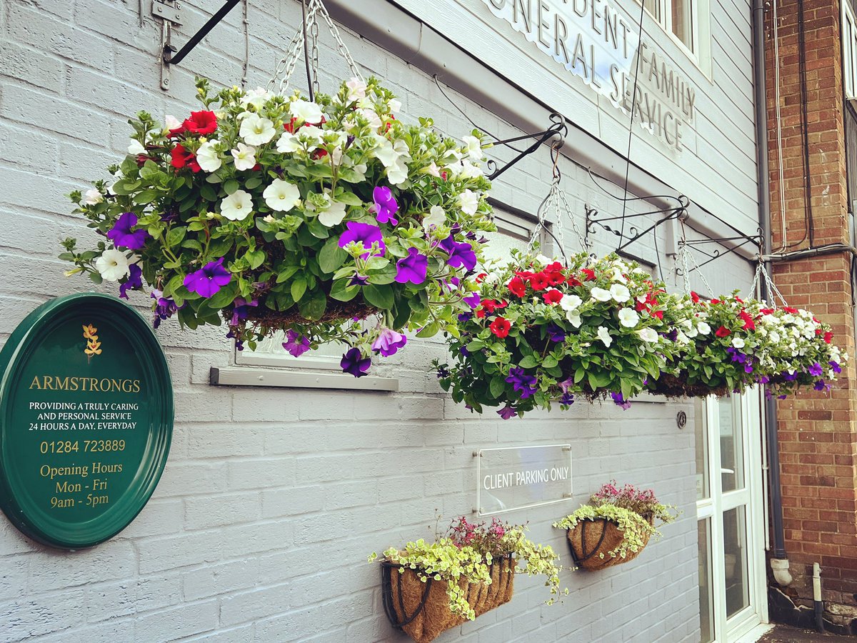 🇬🇧 This years #hangingbaskets with our #jubilee2022 design. We can’t wait to watch them bush out! 🇬🇧