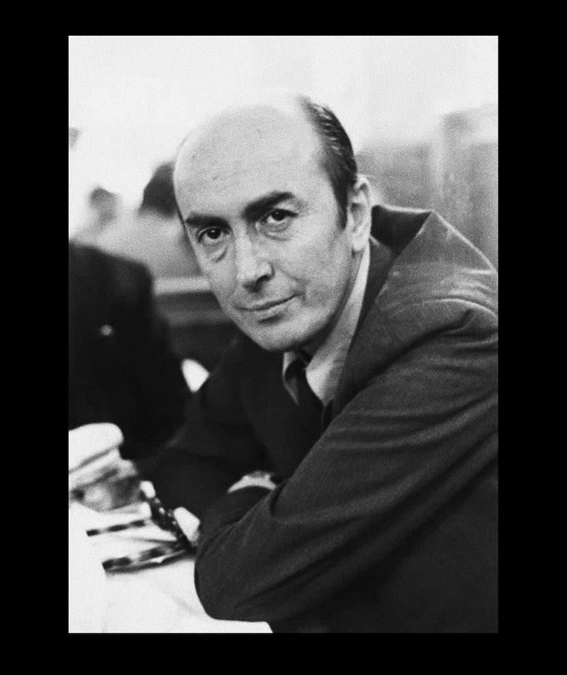 sinadadergisi's tweet photo. EDİP
CANSEVER

Yeşil ipek gömleğinin yakası
Büyük zamana düşer.

Her şeyin fazlası zararlıdır ya,
Fazla şiirden öldü Edip Cansever.

#CemalSÜREYA

#EdipCansever'e özlemle https://t.co/dnUtun1CHb