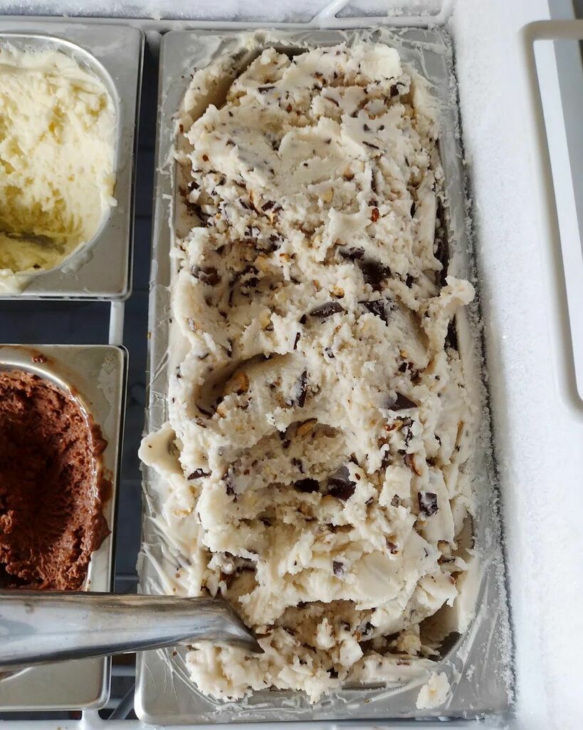 It's been a while, but vegan gelato is back! I've got two vegan flavors right now.

First is a brand new Coconut Almond Chocolate. It's a coconut milk gelato with shards of my Dominican chocolate and lightly roasted almonds.

Second is the return of my o… instagr.am/p/CeHG0D8J_xx/