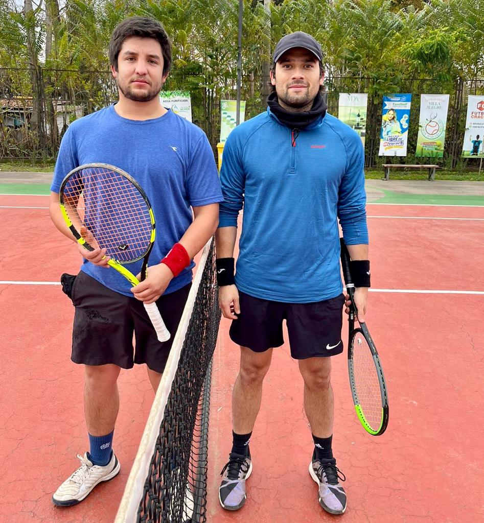 ClubTenisVA's tweet photo. ☝️ Felipe Lecef (der) venció recién por 6-4 / 2-6 y 10-6 a Matías Alarcón, avanzando a la Gran Final de nuestro Torneo #GloriasNavales 

⏱ 18:00 se disputará el 1° Lugar del certamen

Entrada gratuita 

#VamosPorMás https://t.co/DVKjL9hhIC