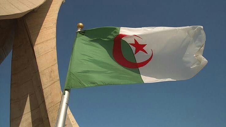 shadowh55543098's tweet photo. #الجزائر
• يسرّع الرئيس الجزائري 🇩🇿 في الفترة الأخيرة من وتيرة زياراته إلى الخارج
–بغرض بحث حثيث عن شراكات اقتصادية أكثر نجاعة وتفاهمات سياسية حول قضايا إقليمية تهم الأمن القومي للجزائر
–بسلسلة زيارات قادته إلى دول عربية ثم إلى #تركيا 🇹🇷 وأخرها زيارة دولة إلى #إيطاليا 🇮🇹. https://t.co/9QvcJl5TrK