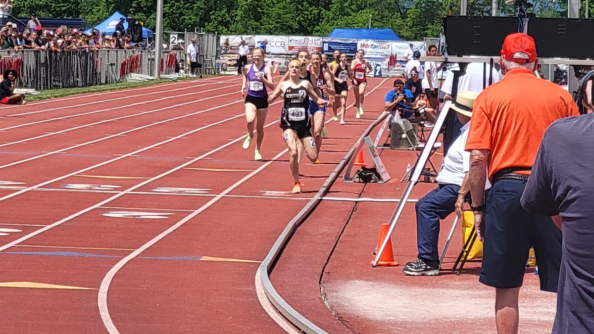 In another exciting finish, Southern Columbia's Kate Moncavage takes home the win in the AA Girls 800m run in a time of 2:15.92!

#PIAAStates