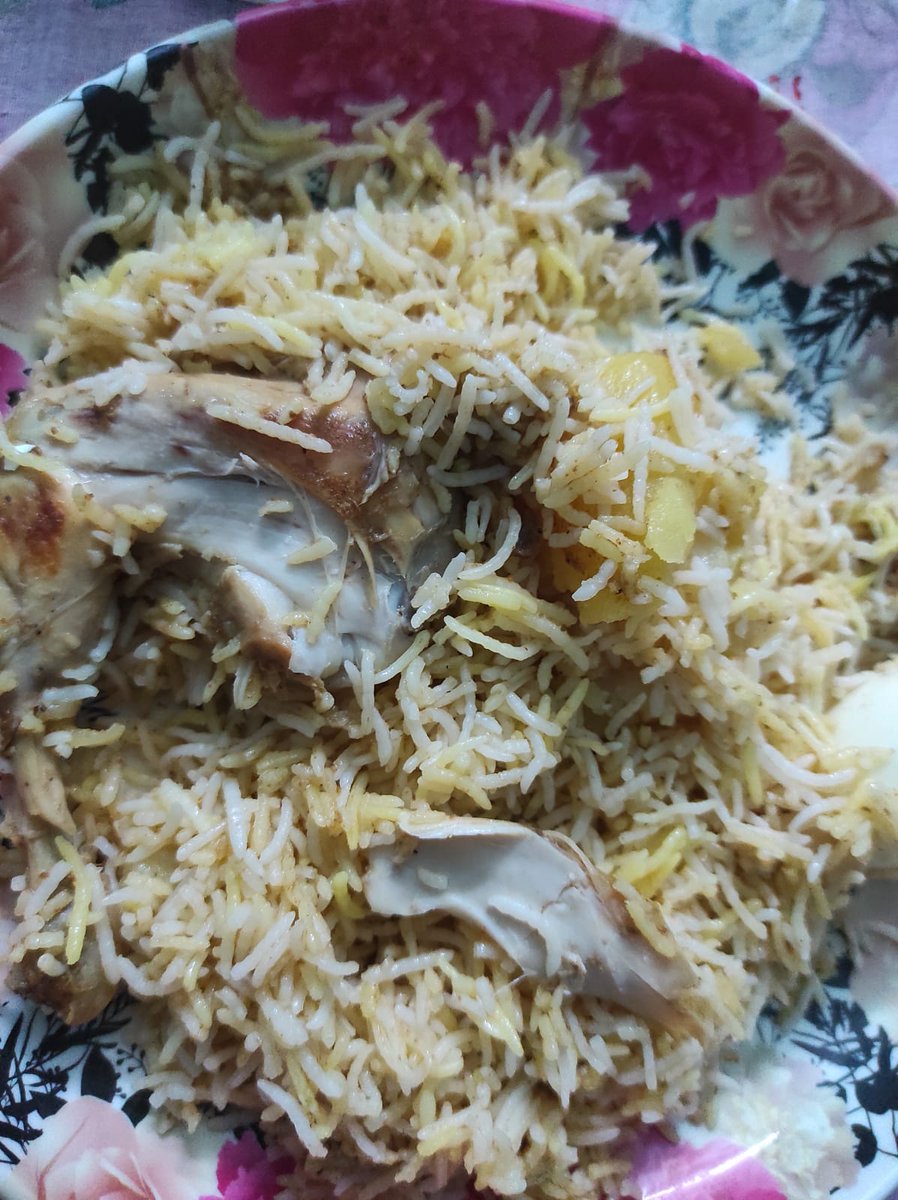 Debchayan's tweet photo. Today I ordered(136833671152)Chicken biriyani and chicken chaap from shiraz golden restaurant Saltlake via swiggy.But I received a stale Food. Biriyani and chaap's chicken also smell like rotten.I paid 465 for that.Refund my money @SwiggyCares @swiggy_in @shiraz golden restaurant https://t.co/InaZQvVZYV