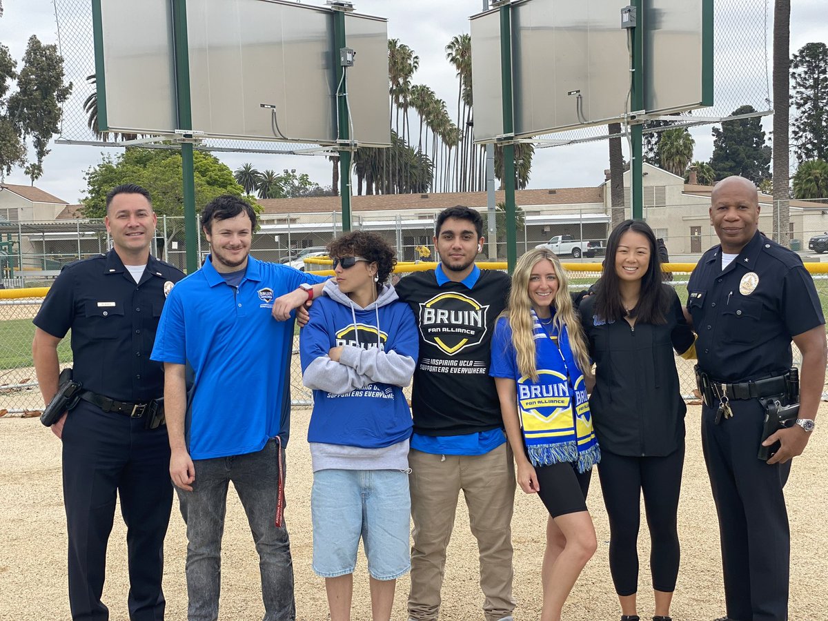 OCB’s Commander Neal and officers from <a href="/NewtonLAPD/">Newton LAPD</a> and <a href="/lapdcsp/">LAPD CSPB</a> spent the morning with over 200 kids at a football camp hosted by the <a href="/chargers/">Los Angeles Chargers</a>. 

So proud of the things we can do through strong community partnerships!