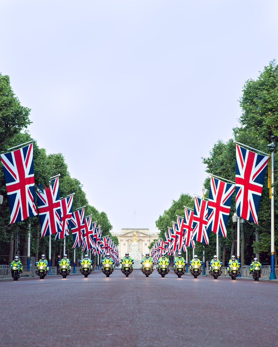 BrucePhotograph's tweet photo. @MPSRTPC @MetPoliceEvents @metpoliceuk  Met Police Traffic preparing for their shift at Trooping the Colour excited for the Jubilee weekend. #jubilee2022 #trafficpolice #bmw https://t.co/HErlAExwfd