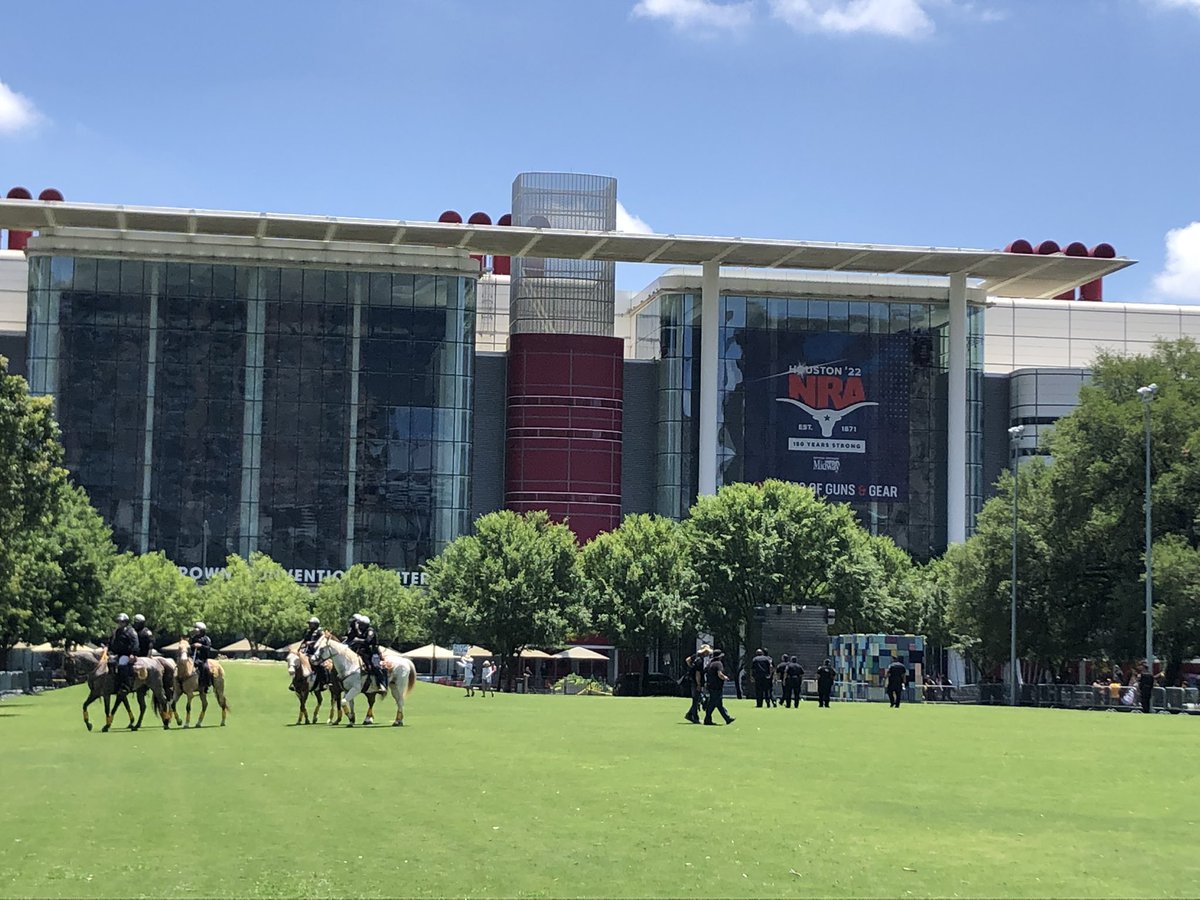 believenbalance's tweet image. Thank you @houstonpolice for escorting #ProudBoys away from peaceful #NRAprotest.