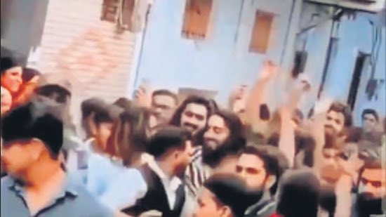 NewSubah's tweet photo. #ThorIsBack

May 23 - Delhi
A man gets hero's welcome as he reaches home on 4-hour parole

He is no war victory Indian soldier, no noble peace award winner, no Olympic gold medallist..

But he’s a 2002 Delhi riots accused Shahrukh Pathan who also pointed gun on police https://t.co/wY9rJsNRVV