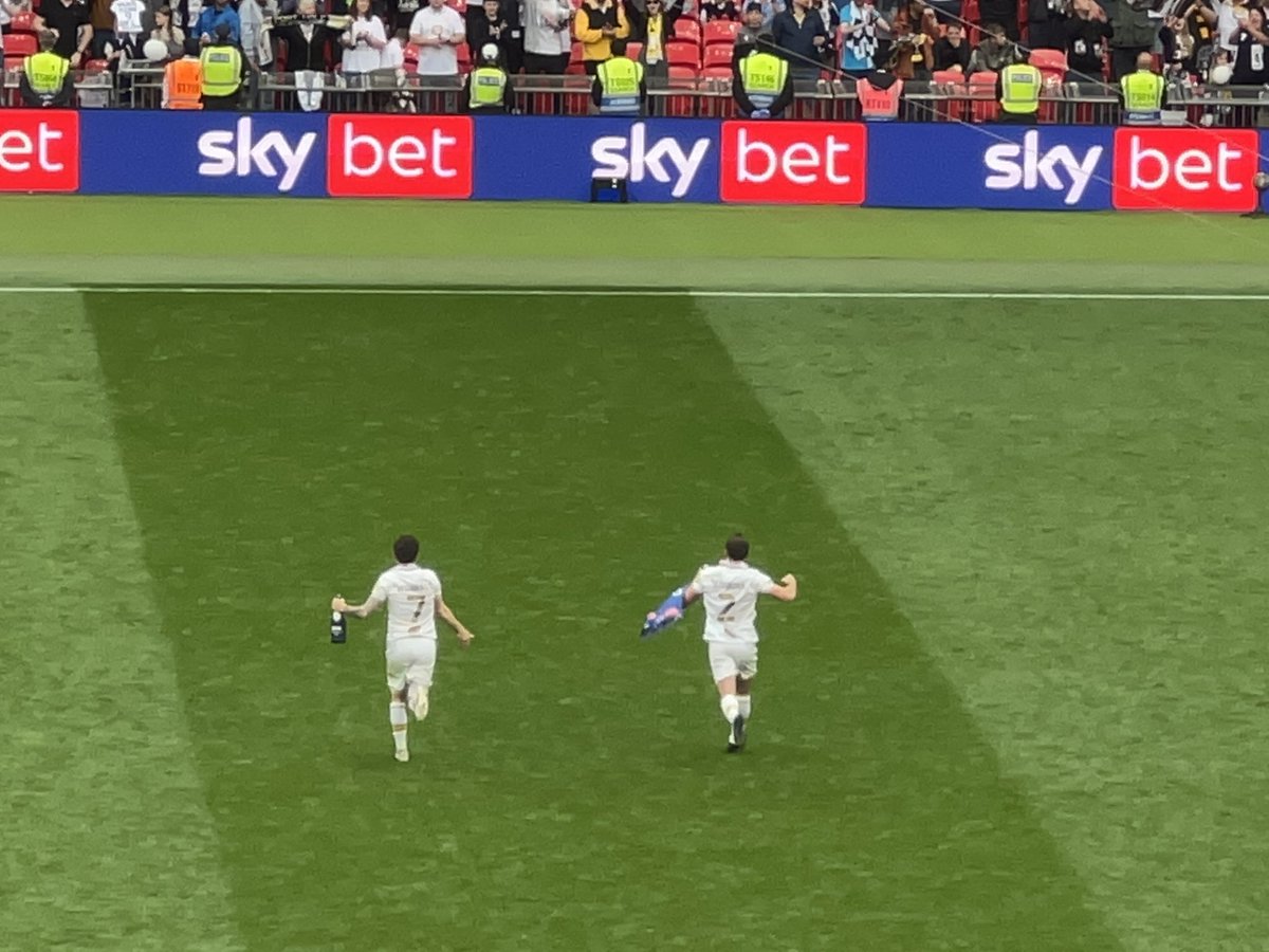 madi_ashurst's tweet photo. Does it get better?
Thank you @harratt_kian and @OfficialPVFC unreal day, unreal performance. League one here we come https://t.co/1htutWqMGj