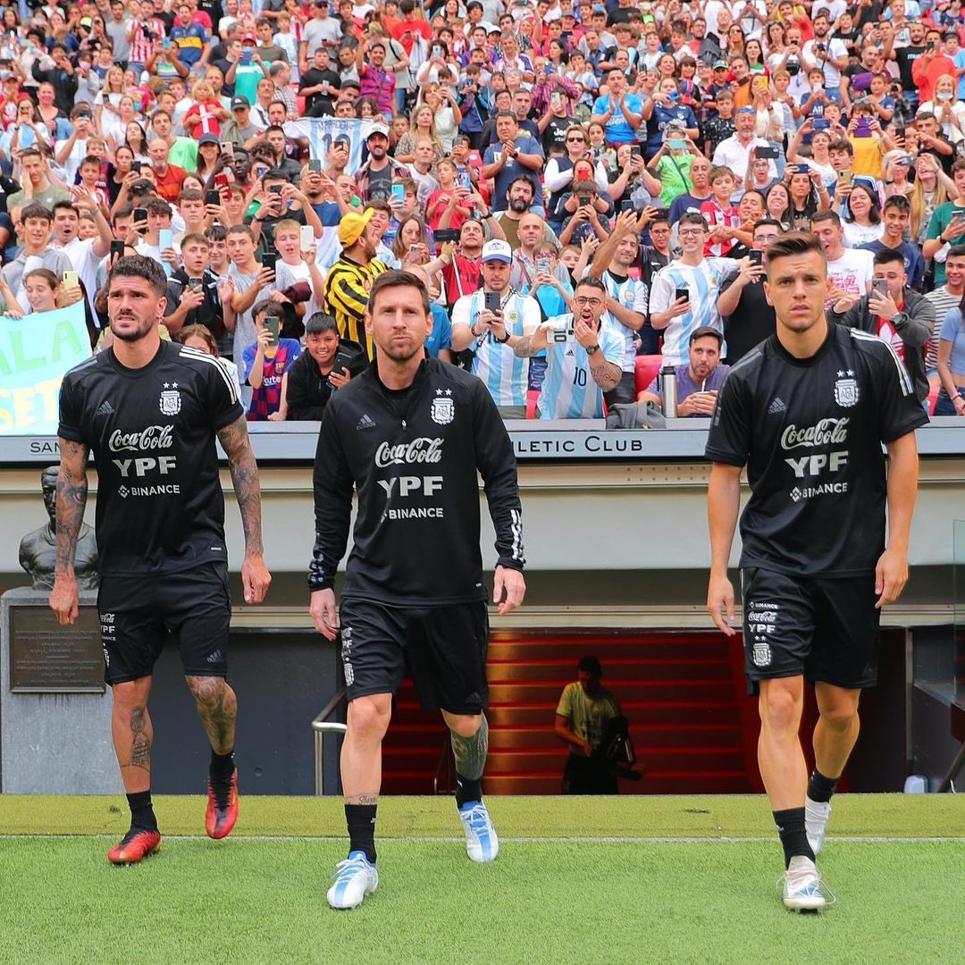 Footy_Insights's tweet photo. Almost 50,000 fans attended Argentina’s open training today in Bilbao. Everyone wants to watch Messi kick the ball. They still adore him in Spain 🇦🇷🐐✅ https://t.co/j0h043sq9z