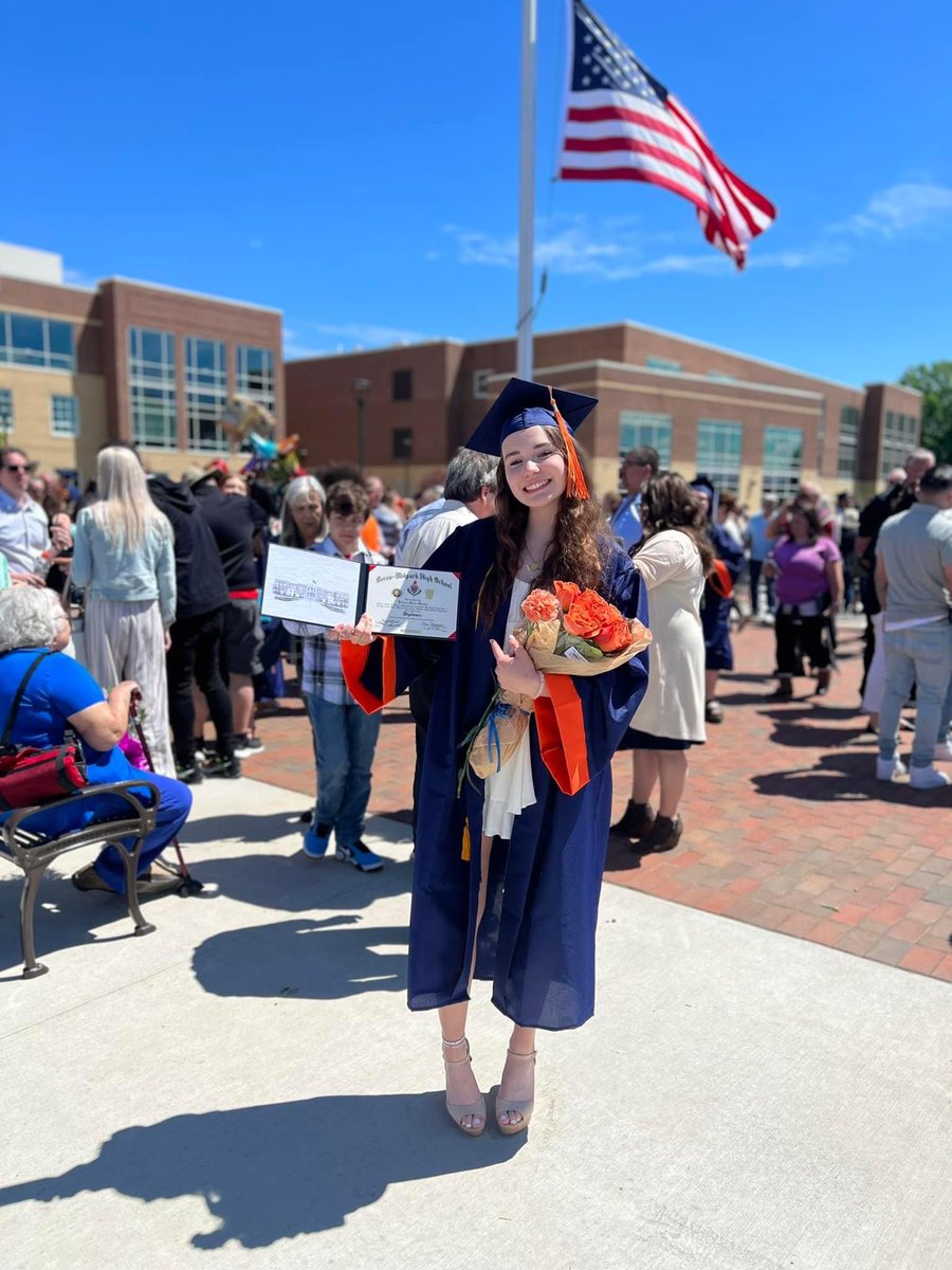 SusanMu63329343's tweet photo. Our amazing Buckeye is an Honors, Magna Cum Laude, National Honors Society Berea-MidPark High School Graduate 👩🏻‍🎓 🥳🎉💙🧡!!!!!@Kierney11 https://t.co/51k5ak12vY