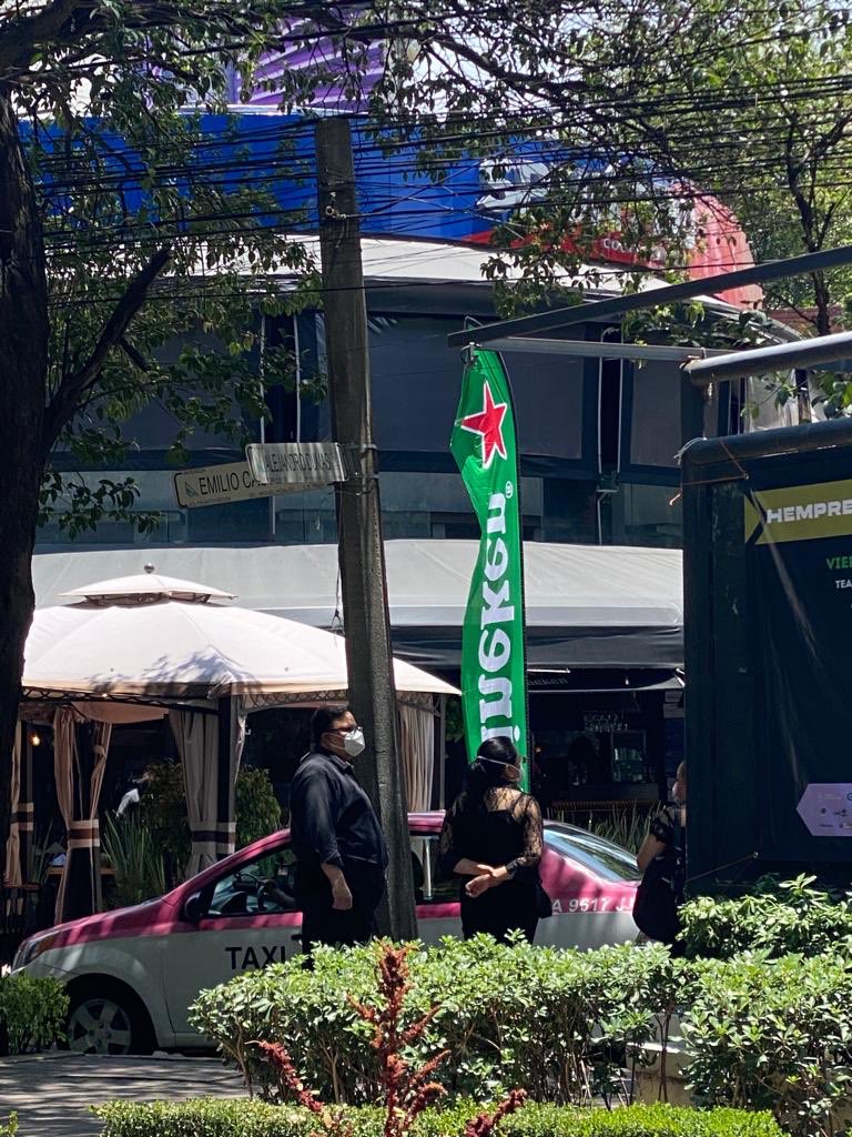 lavozdepolanco's tweet photo. De nuevo #promocionando #bebidaalcohólica ? #heineken @mauriciotabe @cesar_m_garrido en pleno #Polanquito Qué parte no han entendido para prohibir esto? #AlejandroDumas #Castelar https://t.co/rvMya5iMoX