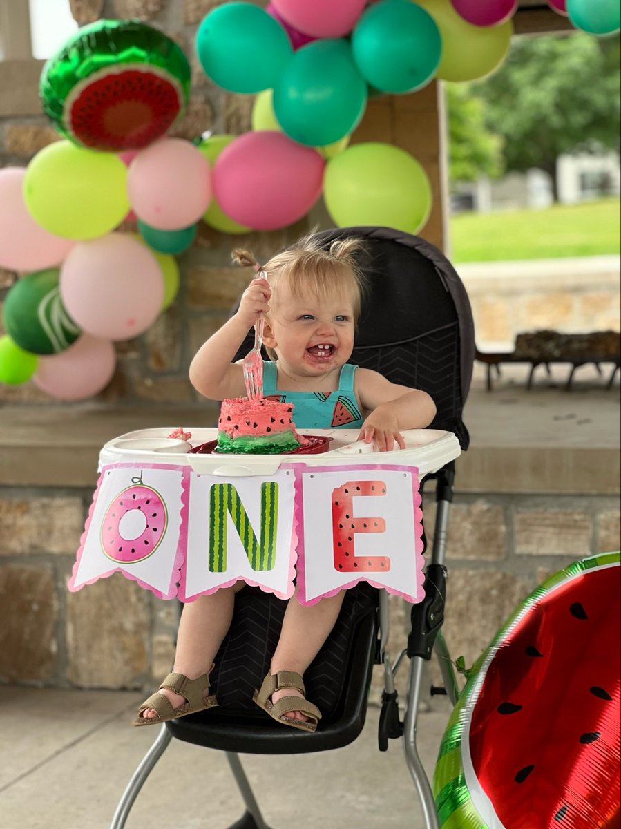 ProfeSays's tweet image. Ayer fue el primer cumpleaños de mi hija preciosa. ¡Cumplió un año! Hoy celebramos en el parque con familia y amigos. ☝️in a 🍉