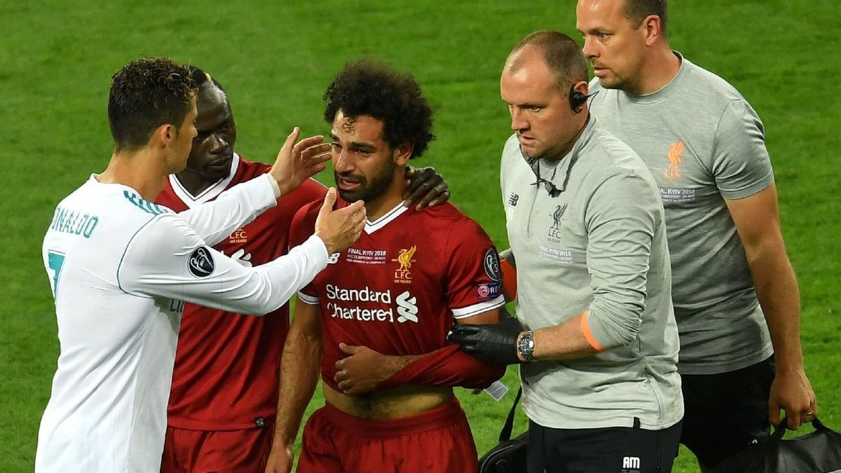 historiapllevar's tweet photo. ¿El último enfrentamiento entre estos dos gigantes? Apenas hace 3 años, final del 2018. #RealMadrid alzó su trofeo #13, venciendo al #Liverpool por 3-1.
#Salah, figura del equipo rojo, quien salió lesionado en aquella ocasión, declaró estar listo para la venganza, ¿será así?
8/8 https://t.co/YM173lMJcm