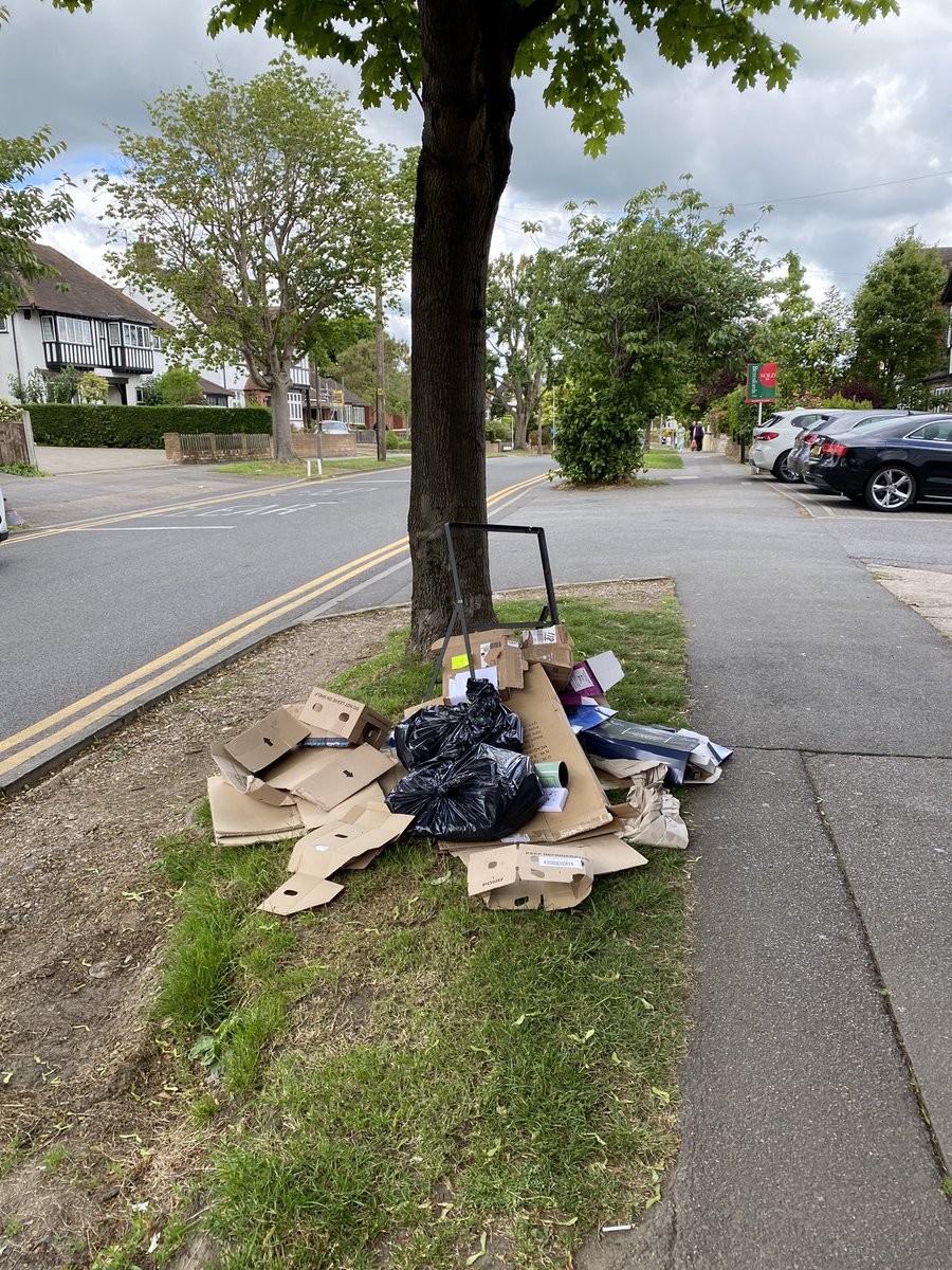 AmyStirling8's tweet photo. @Brentwood_BC Please can you do something about the rubbish in Shenfield outside of @CostaCoffee - it’s disgusting and a breeding ground for rats. It’s gotten worse and completely unacceptable. @alexburghart https://t.co/dAacprOGs8