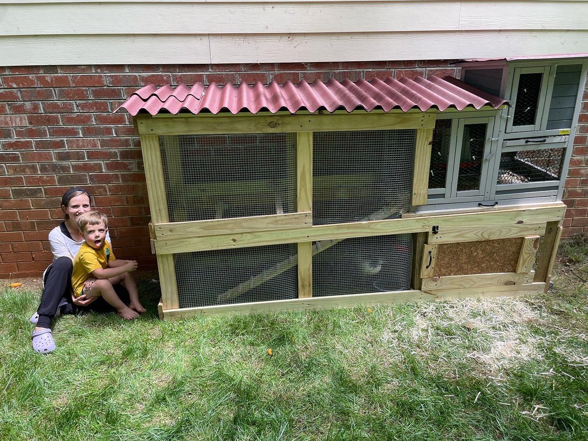 JedCox311's tweet photo. Cox Boys Chicken Coop - brought to you by, an indoor bunny hutch, Lowes Home improvement, and just-eye-ball it construction.
I’d like to formally welcome Sonic and Bo Jackson into the family. #eggsplease #30for30reallypaidoff https://t.co/hBTkYtSh4G