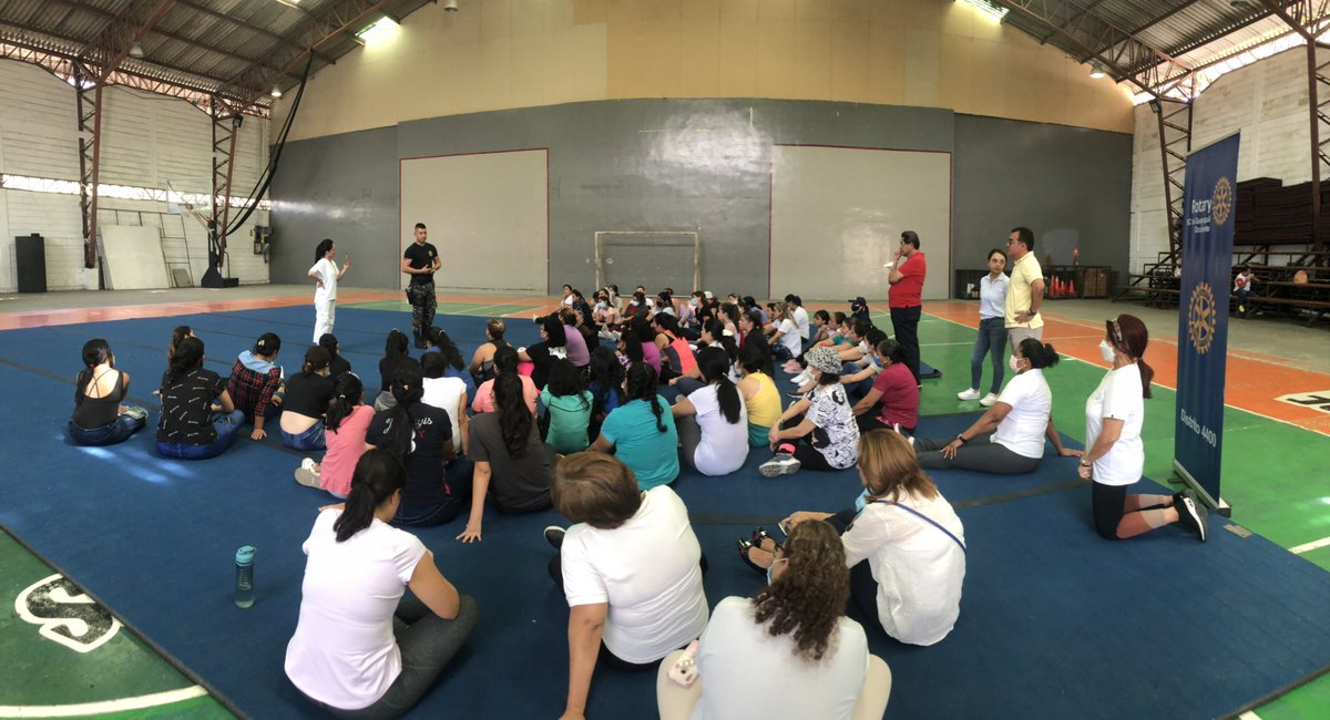 RCGyeOccidente's tweet photo. Taller de defensa personal gratuito para mujeres llevando a cabo el día de hoy en la UCSG, gracias a los instructores del GOE de Guayaquil
#rotary #mujeres #taller #defensapersonal https://t.co/8V0hgRUbjx