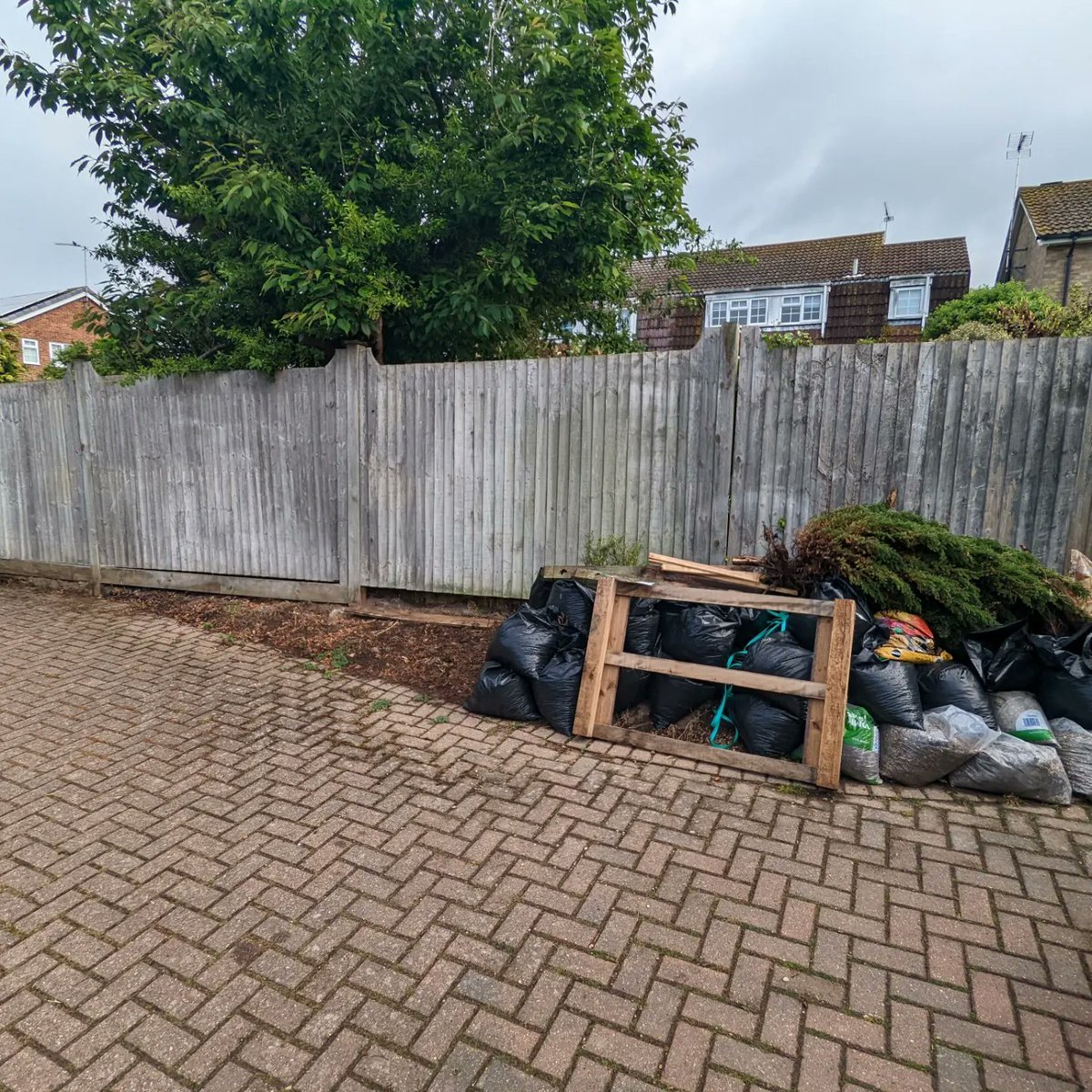 empirelandscap3's tweet photo. Stage 1 complete on a fabulous job in #wateringbury ๐คฉ New #closeboard #fencing with #concrete posts & gravel boards & #driveway extension using #charcoal edge blocks and #brindle #pavers ๐ plus added bonus of having #sandcastles made for me ๐ #landscaping #happycustomer https://t.co/fHgNySxim0