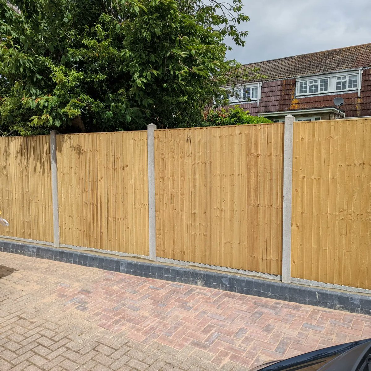 empirelandscap3's tweet photo. Stage 1 complete on a fabulous job in #wateringbury ๐คฉ New #closeboard #fencing with #concrete posts & gravel boards & #driveway extension using #charcoal edge blocks and #brindle #pavers ๐ plus added bonus of having #sandcastles made for me ๐ #landscaping #happycustomer https://t.co/fHgNySxim0