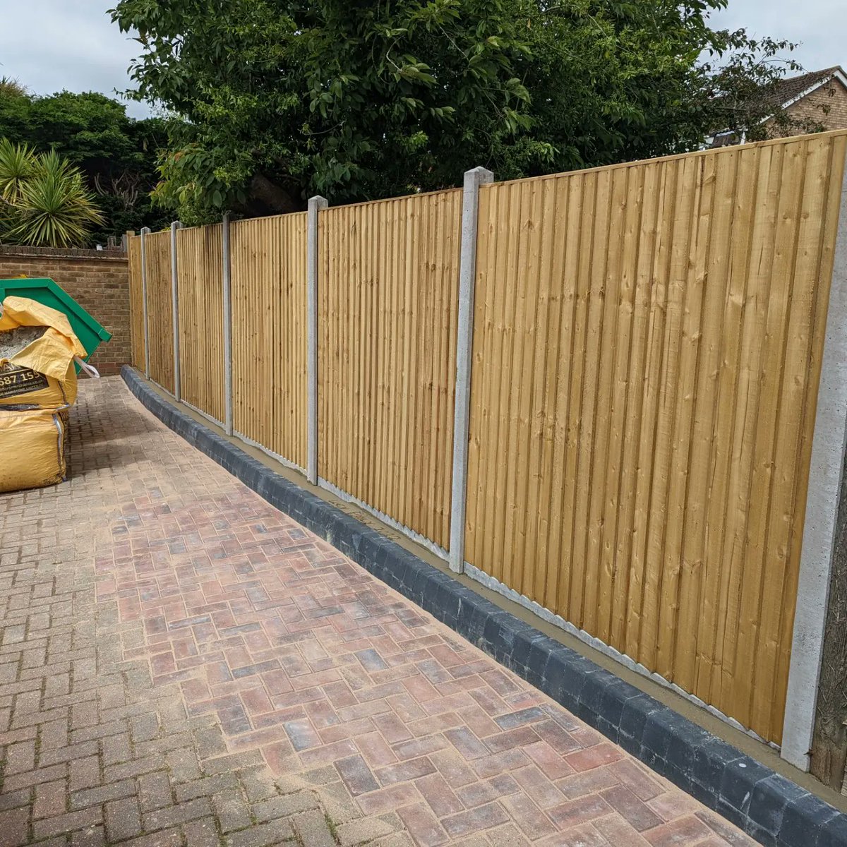 empirelandscap3's tweet photo. Stage 1 complete on a fabulous job in #wateringbury ๐คฉ New #closeboard #fencing with #concrete posts & gravel boards & #driveway extension using #charcoal edge blocks and #brindle #pavers ๐ plus added bonus of having #sandcastles made for me ๐ #landscaping #happycustomer https://t.co/fHgNySxim0