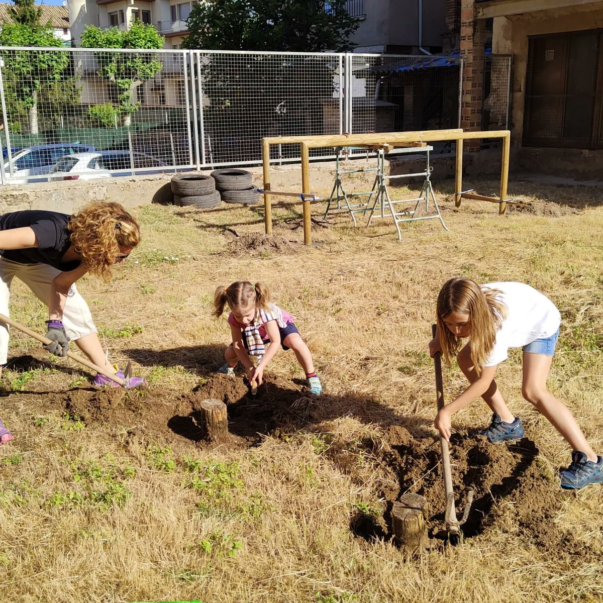 FEDACPrats's tweet photo. Jornada de treball amb famílies.
Cadascú a col.laborat preparant el pati per poder realitzar nous projectes.
Moltes gràcies a tots.
Junts ho farem possible.
#projectepati #familiesiescola #transformació #avuixdemà2024 https://t.co/JxUS9cdRoR