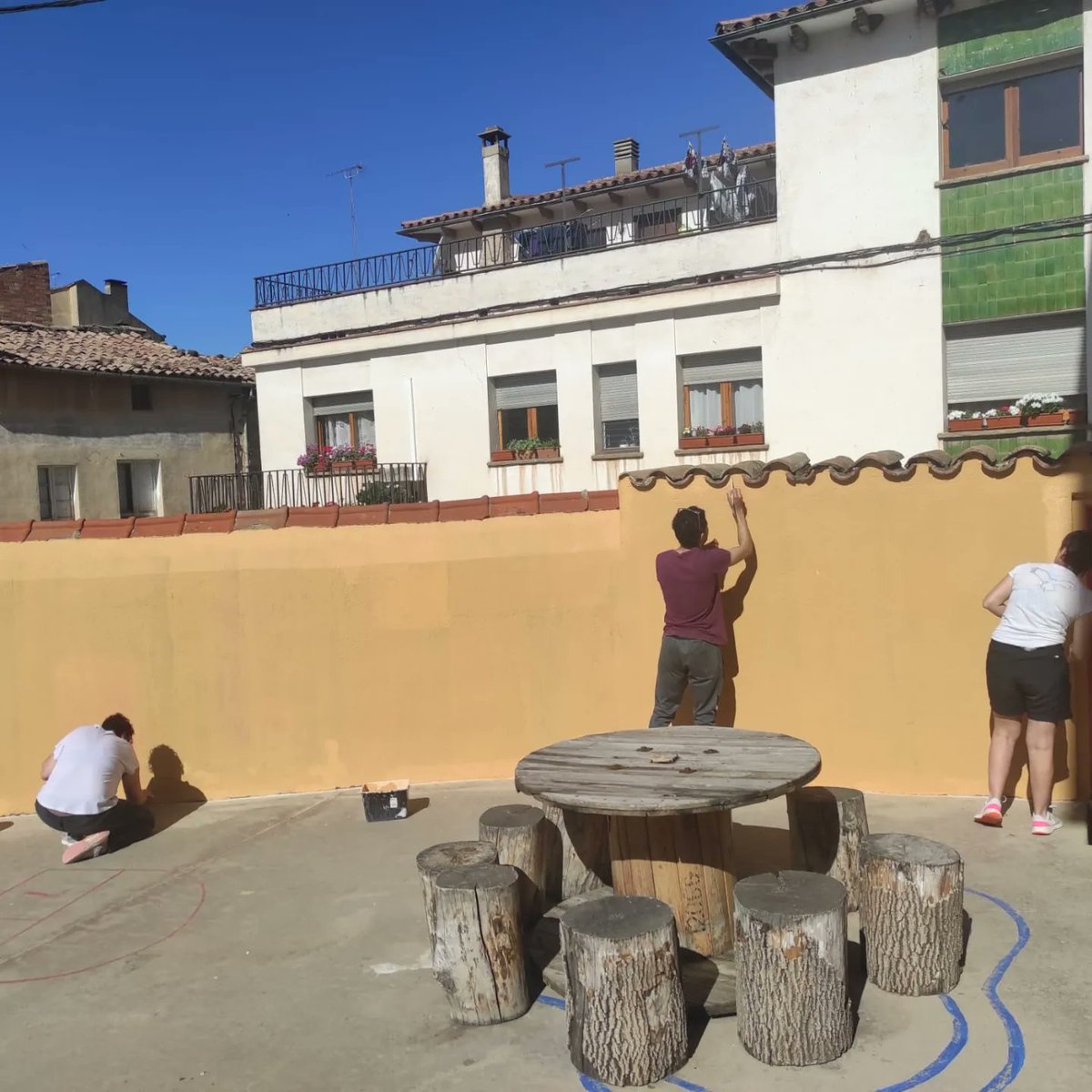 FEDACPrats's tweet photo. Jornada de treball amb famílies.
Cadascú a col.laborat preparant el pati per poder realitzar nous projectes.
Moltes gràcies a tots.
Junts ho farem possible.
#projectepati #familiesiescola #transformació #avuixdemà2024 https://t.co/JxUS9cdRoR