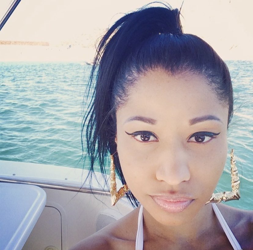 manumaraj_'s tweet image. nicki minaj being an adorable Facebook mom  
a thread :