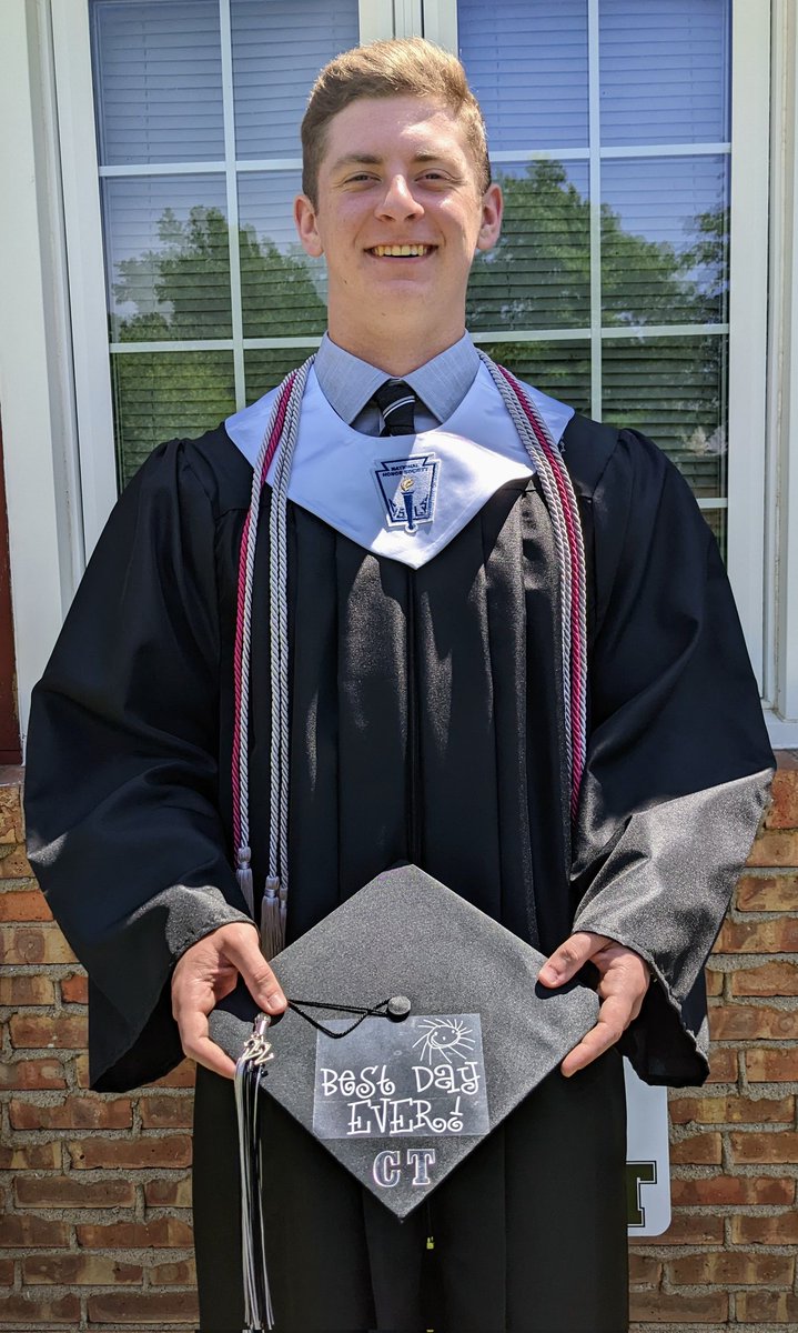 DeezeMom's tweet photo. In honor and memory of Dylan's friend and grade school classmate, Caity ❤️🎓
@dylanwert1 @ThoennegDuane https://t.co/oYjKoDuMpY