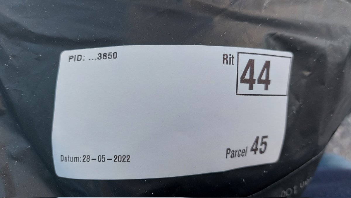Geachte bezorger van @DHLNL, kleine tip: doe de klep van je wagen dicht! Dit pakketje viel eruit toen je te hard de bocht nam en kwam op het asfalt van #Gagelvenseweg #Wijchen. Hoe gaan jullie dit bezorgen?!
#DHL #DoorHaastLaat
