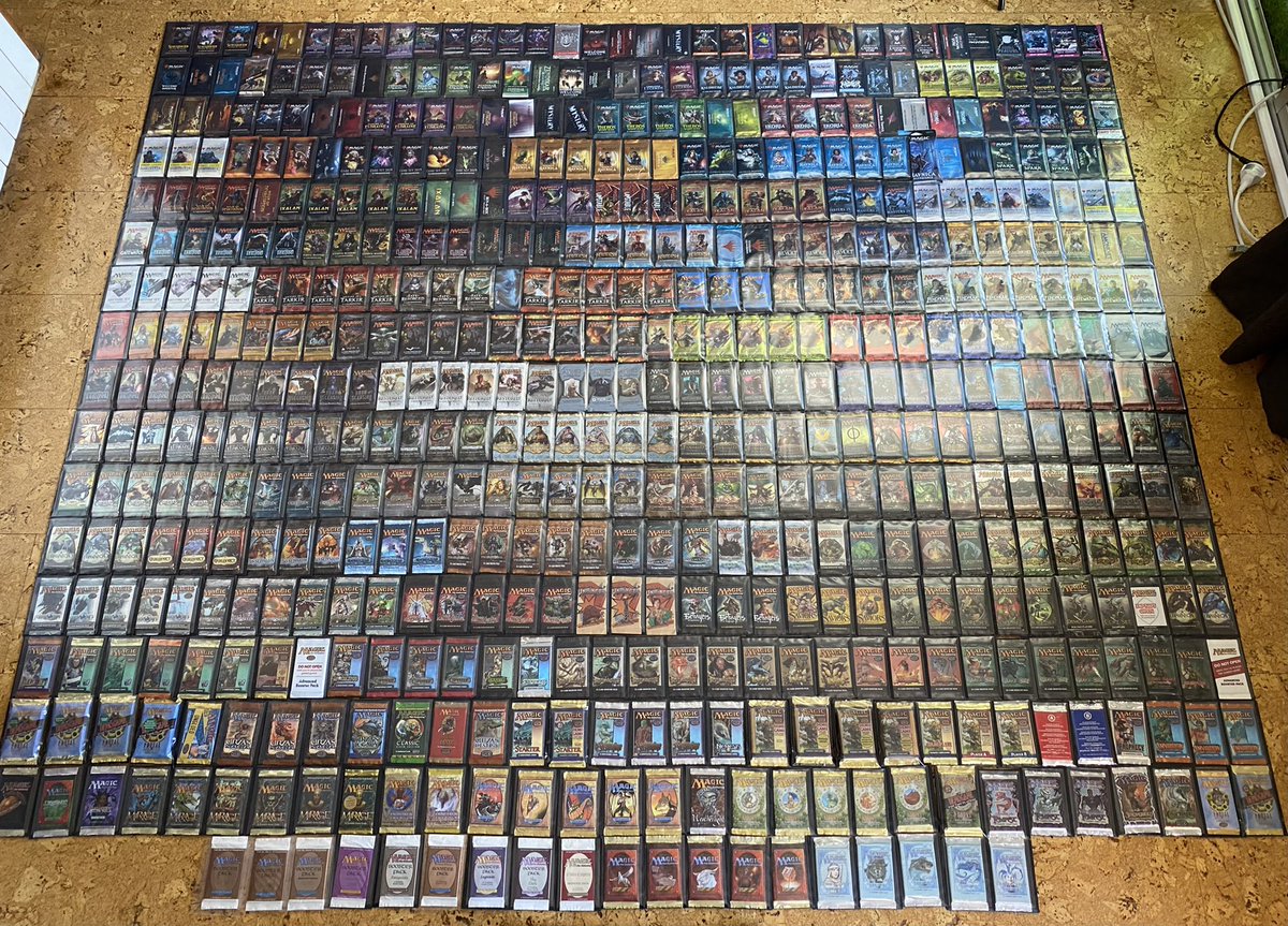 CHaPuZaS's tweet image. This is how 99,4% of all the english Magic The Gathering sealed booster packs to ever exist look like. #KeepItSealed