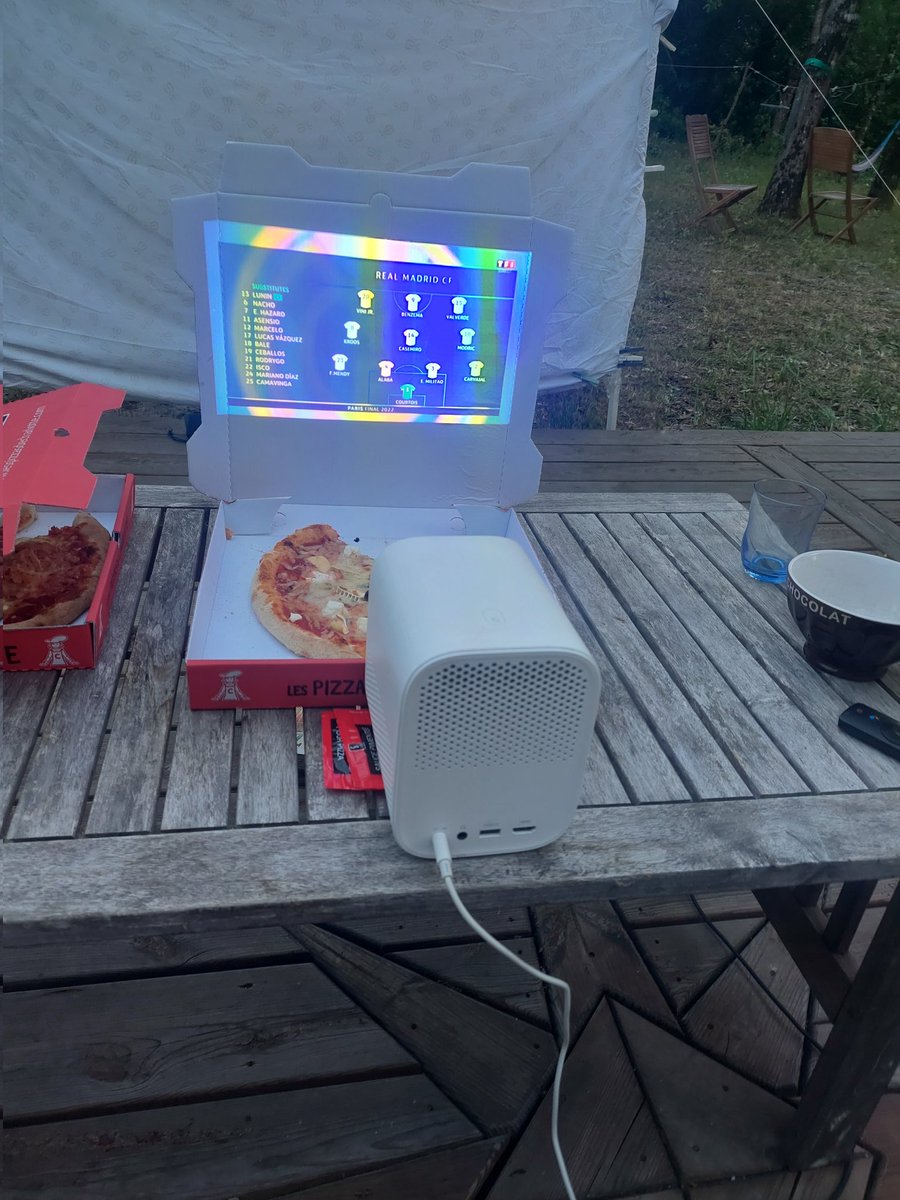 fragozer's tweet photo. Le set up parfait pour voir #RealMadrid #LiverpoolVsRealMadrid https://t.co/i1bDzncWEJ