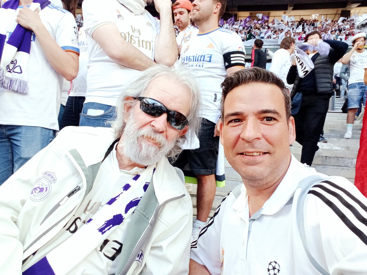 manujsr's tweet photo. Estás fotitos con @Catblancbigfoot y @RichardDees dedicadas a mí @Marcogallina9 para atacarlo ya del todo y por supuesto bufanda comprada😜 A por la 14💪 https://t.co/rb8gW26UtE