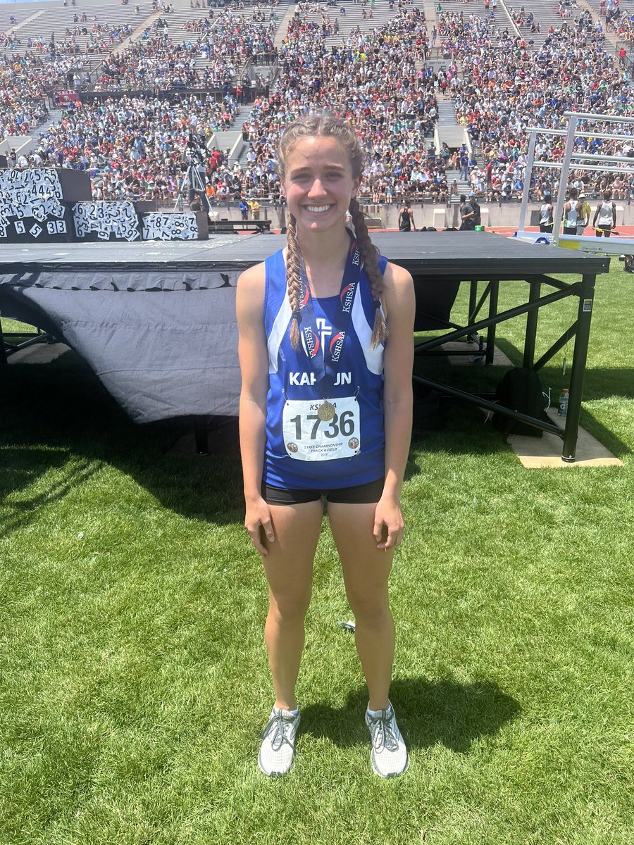 Lillian Harris of Kapaun Mt. Carmel is the 5A 100M dash state champion in 11.89 🏆 
#trackinkansas