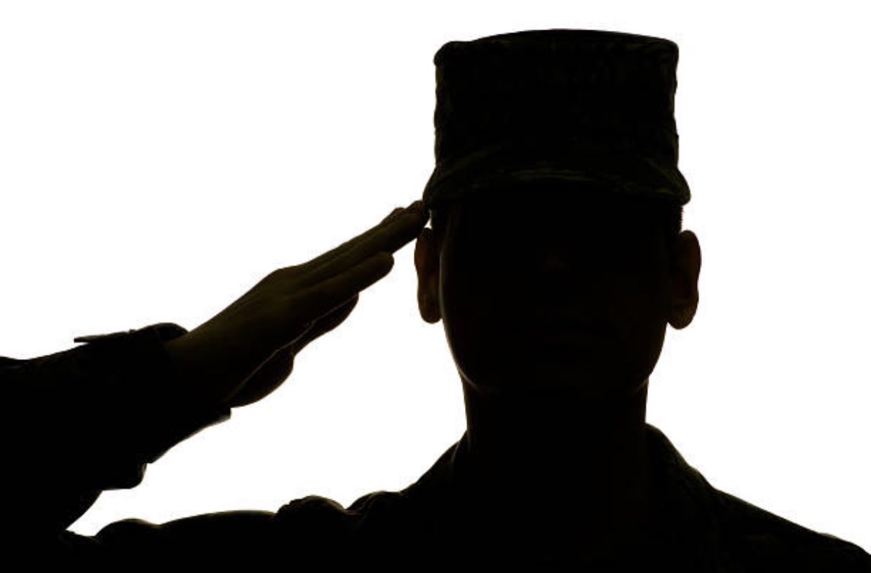 Человек отдающий часть. Отдать честь. Солдат отдает честь. Американский солдат отдает честь. Жест отдать честь.