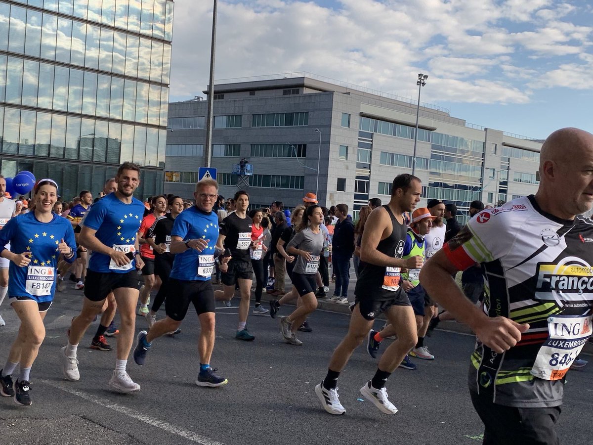UE_Luxembourg's tweet photo. Ensemble pour la solidarité et l’inclusion #AllTogether. 

Départ pour les coureurs des institutions européennes présentes au Luxembourg #INGMarathon 🇪🇺🙌🏃 https://t.co/yNfeTlG1Eq