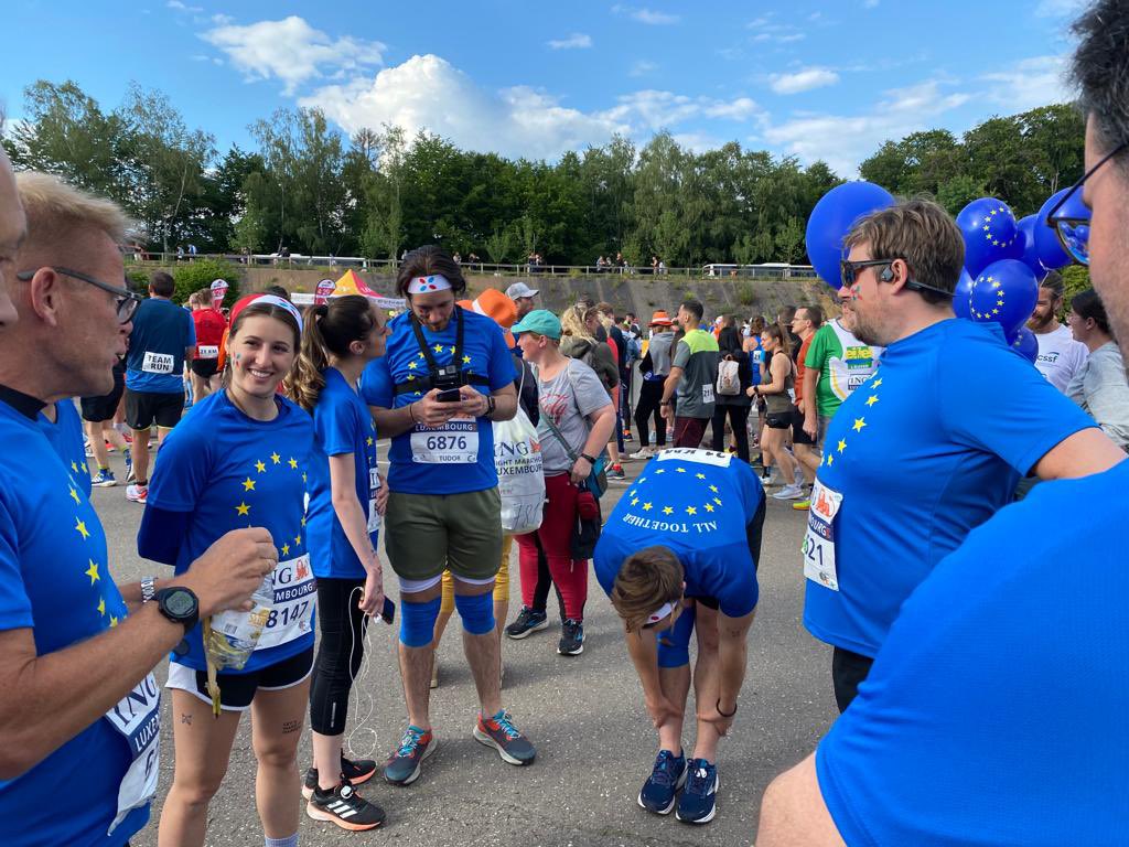 UE_Luxembourg's tweet photo. Ensemble pour la solidarité et l’inclusion #AllTogether. 

Départ pour les coureurs des institutions européennes présentes au Luxembourg #INGMarathon 🇪🇺🙌🏃 https://t.co/yNfeTlG1Eq