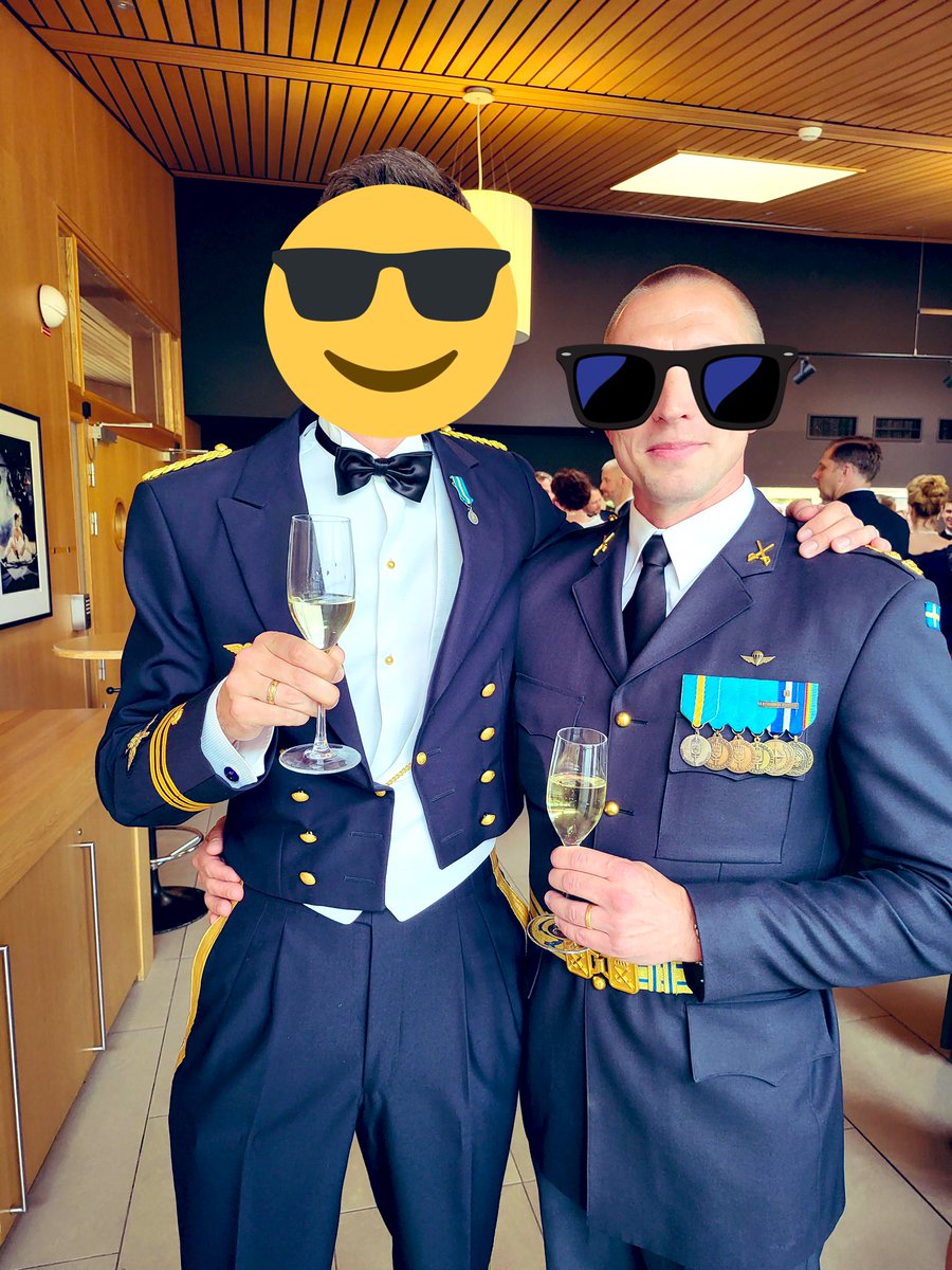 Spartanen83's tweet photo. En synnerligen intellektuellt skarp och ytterst trevlig mĂ€nniska. Jag Ă€r ocksĂ„ med pĂ„ bildenđ #hsou #sjungandesjunde #förvaltarmuck https://t.co/MLKPZx9ZTJ
