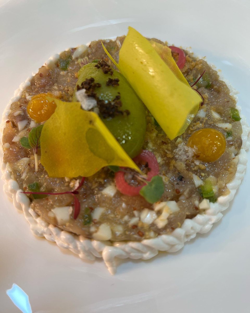 Comienza la temporada de pescados azules y con el buen tiempo van apeteciendo platos frescos, os dejamos con este fantástico pescado tan  rico como bello… tartar, encurtidos, chantilly de rábano picante y helado de manzana verde pepinillo alcaparras.