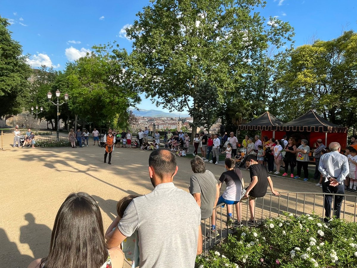 El concejal de @turismodesegovia, Miguel Merino, y la concejala de Patrimonio Histórico y Urbanismo, <a href="/ClaraMartnGarca/">Clara Martín García</a>, han asistido a la demostración de vuelo de aves rapaces que cierra el programa del VIII Centenario del nacimiento de Alfonso X el Sabio.

<a href="/CetreroCastilla/">HalconerosDeCastilla</a>