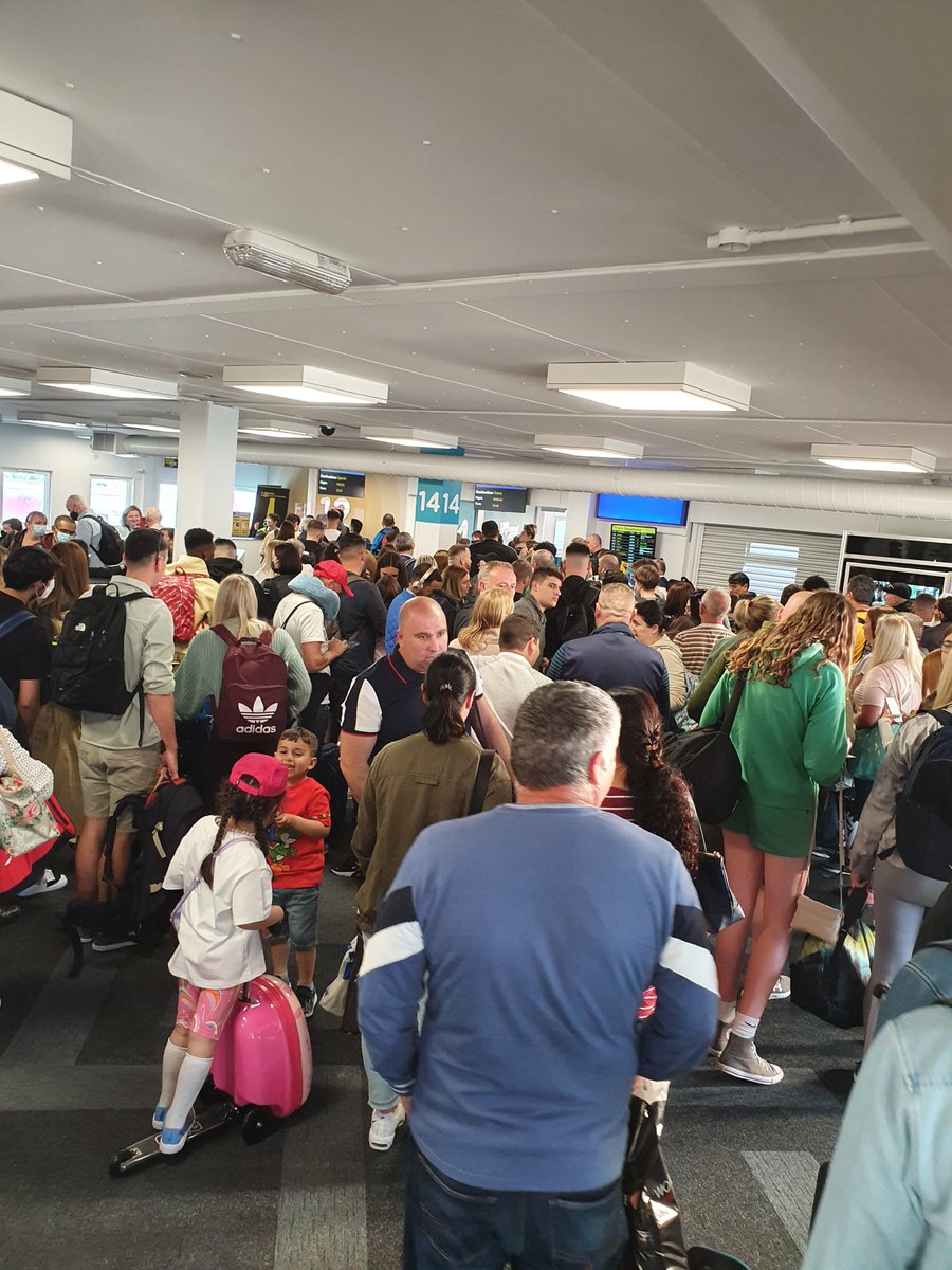 faz_ahm's tweet photo. @WizzAirUK_W9 Chaos while boarding flight at John lennon Airport at Liverpool....can someone sort this out... no que, no one to manage.. https://t.co/pOXulp9ZcA