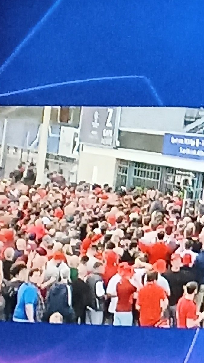 aaibar19's tweet photo. Putos gordos los aficionados del Liverpool JAJAJAJA se ha retrasado 30 minutos el partido, va va que quiero que empiece! #LiverpoolVsRealMadrid https://t.co/q6SauMQhNS