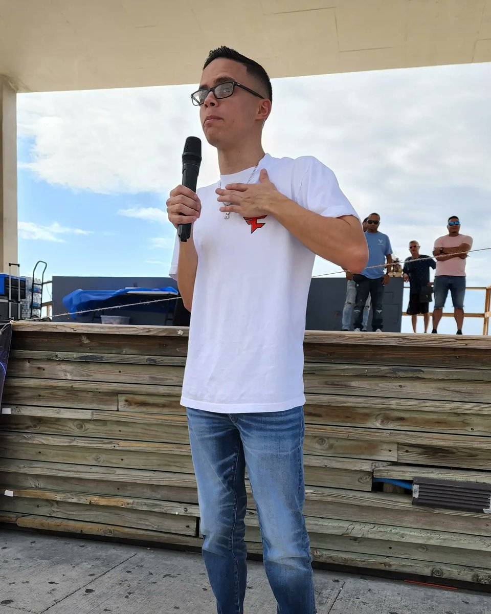 HamboPR's tweet photo. @kingimpaaact acaba de llegar a su recibimiento en Cataño, Puerto Rico. El Alcalde, fanáticos, familiares y amigos dándole el apoyo que se merece. #fazeimpaaact @FaZeClan https://t.co/bbSKBqh5BM
